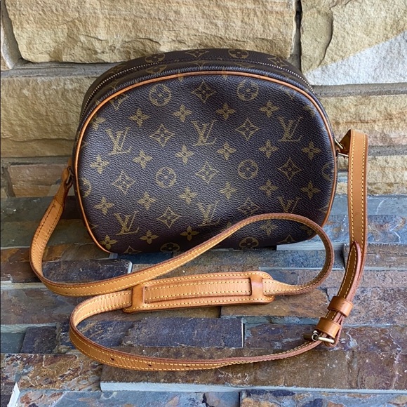 Louis Vuitton Crossbody - Picture 3 of 15